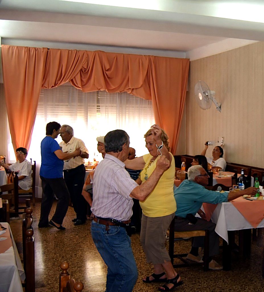 Huéspedes bailando en el comedor del hotel