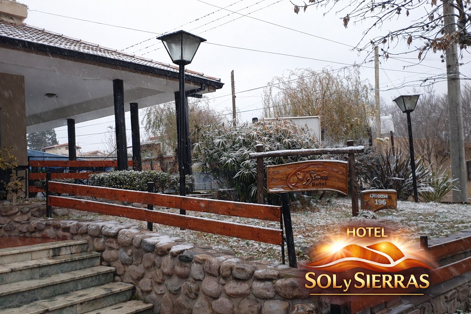 La entrada del hotel con nieve
