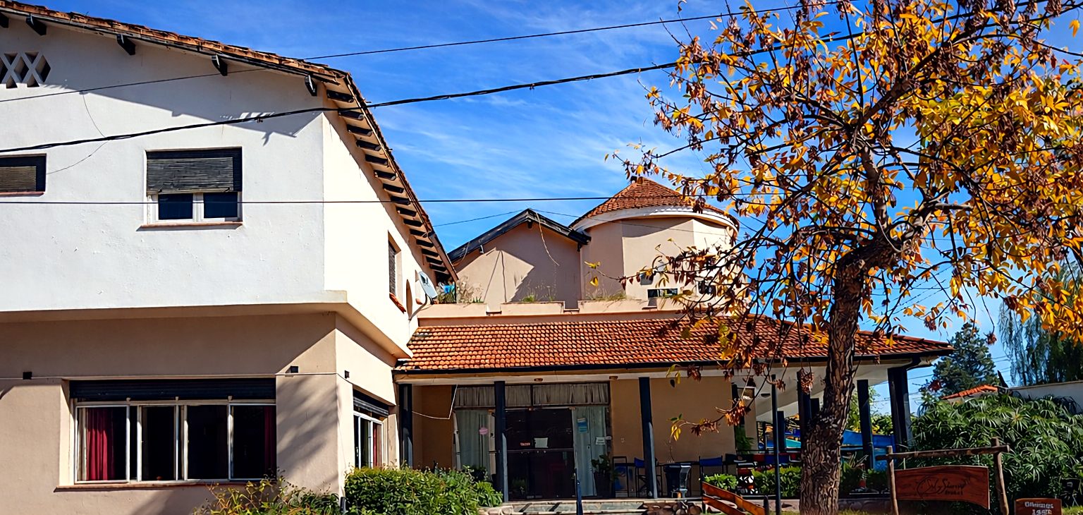 Fachada del Hotel Sol y Sierras en otoño, calle Güemes 195