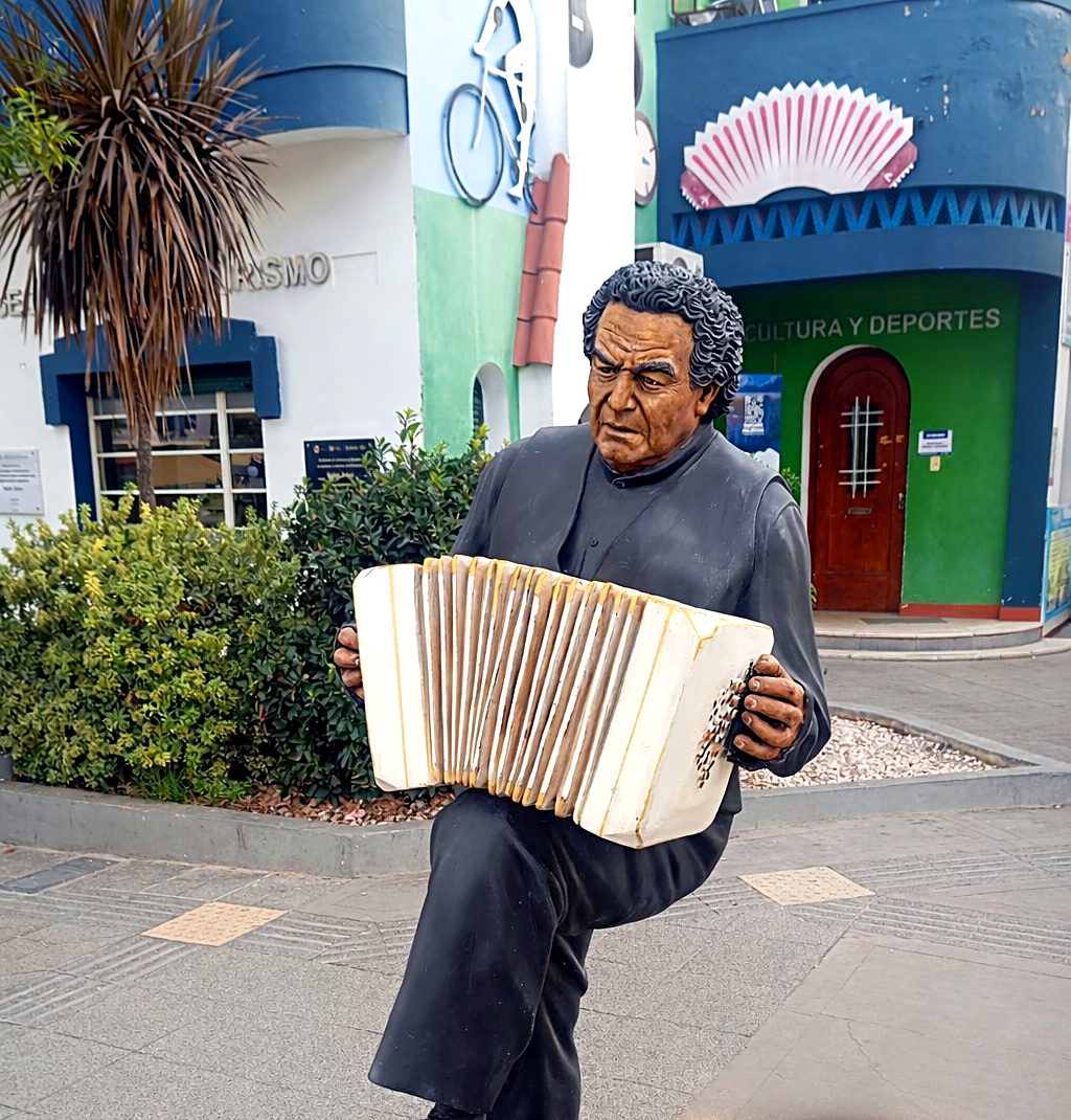 Estatua de Rubén Juárez con su bandoneón en La Falda